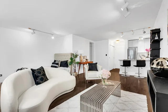 $425,000 | 240 East 35th Street, Unit 8C | Murray Hill