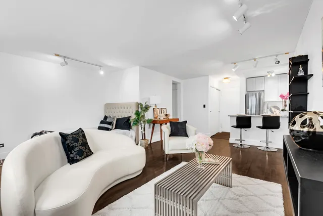 $425,000 | 240 East 35th Street, Unit 8C | Murray Hill