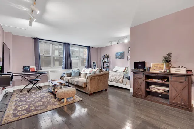 $425,000 | 240 East 35th Street, Unit 8C | Murray Hill