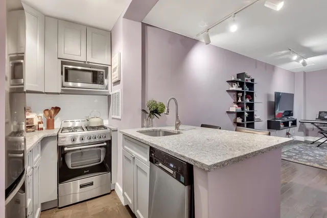 $425,000 | 240 East 35th Street, Unit 8C | Murray Hill