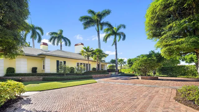 a view of outdoor space yard and porch