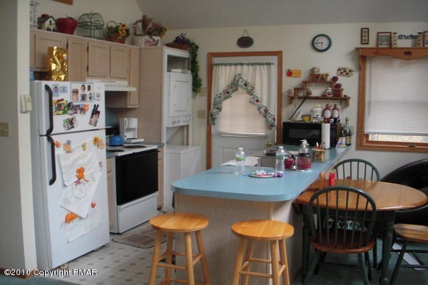 132 Ruffed Grouse Road Bushkill, PA 18324 - Photo 3 of 13 Kitchen