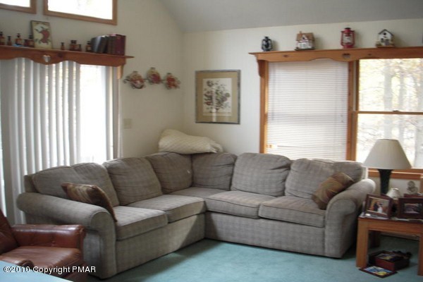 132 Ruffed Grouse Road Bushkill, PA 18324 - Photo 4 of 13 livingroom