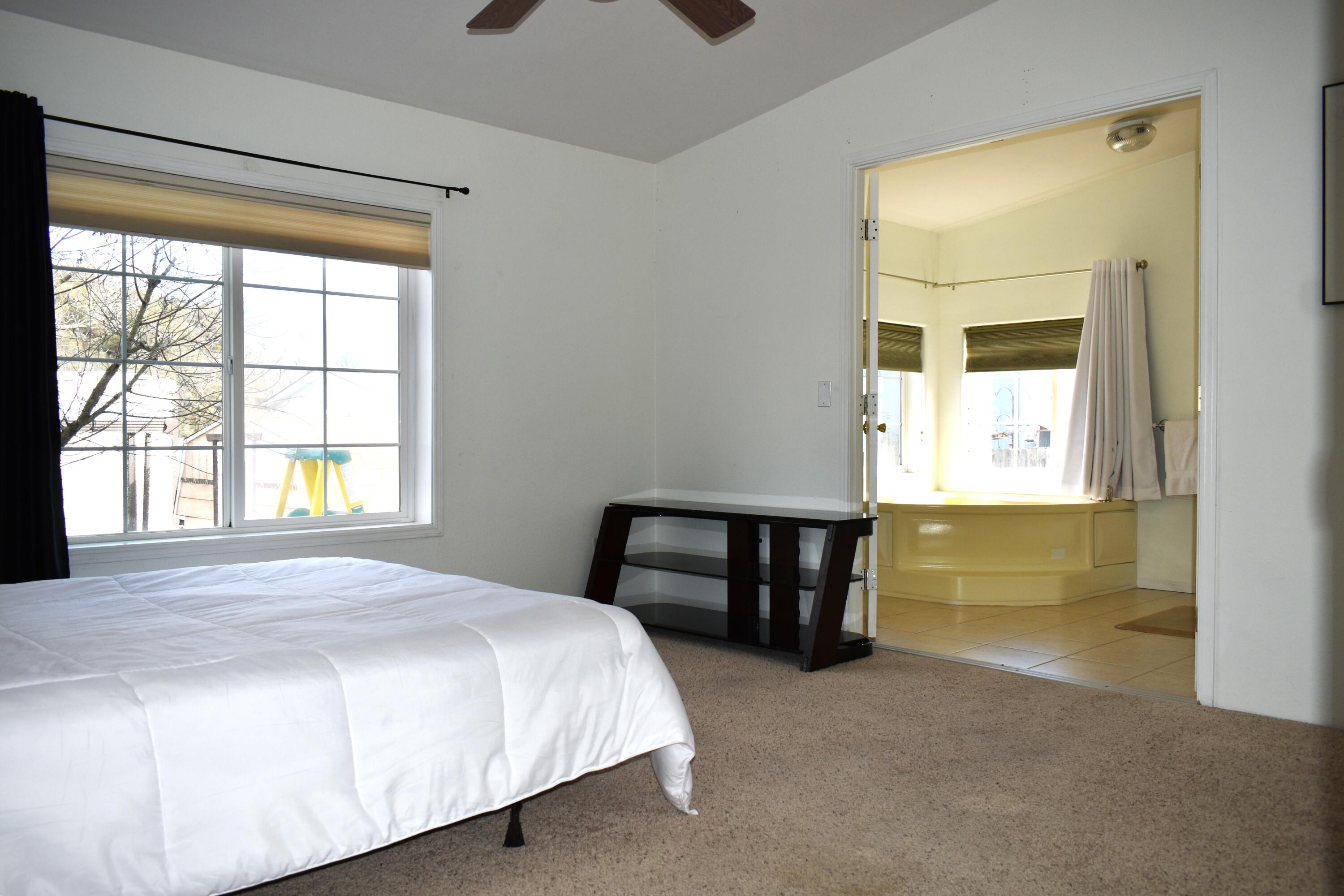8401 Old Stage Road, Unit 33 Central Point, OR 97502 - Photo 21 of 43 PRIMARY SUITE