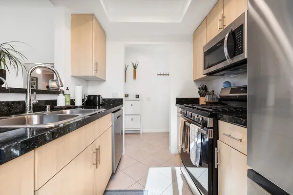 $460,000 | 7826 Topanga Canyon Boulevard, Unit 301, Canoga Park, CA 91304