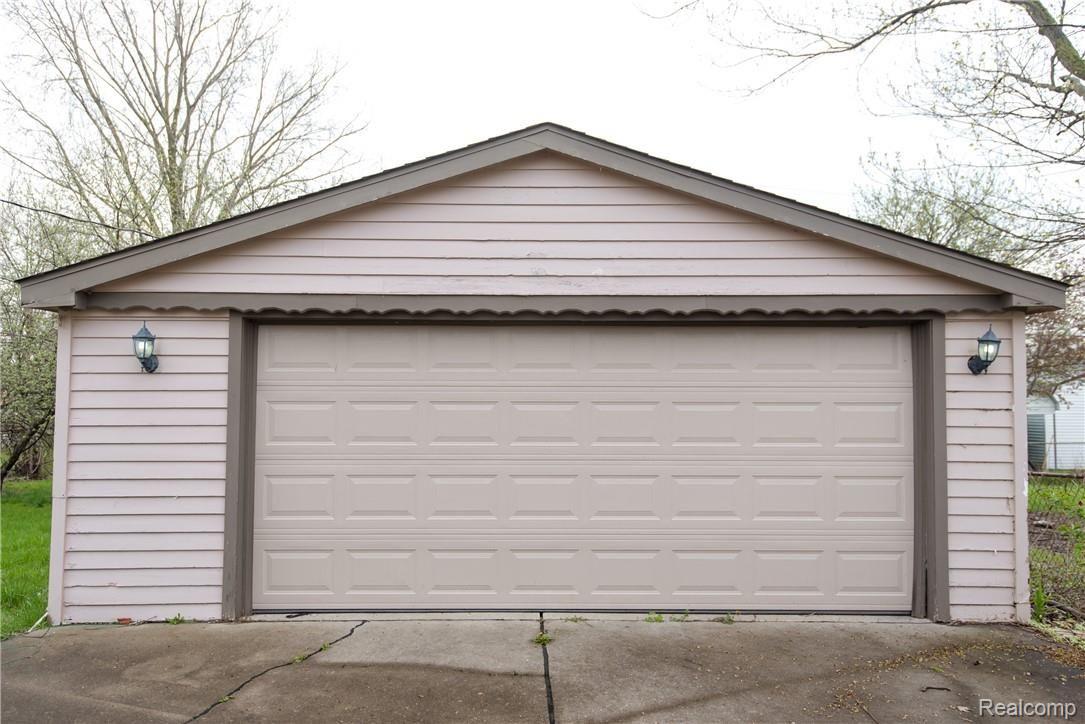 3-Oversized Garage.jpg
