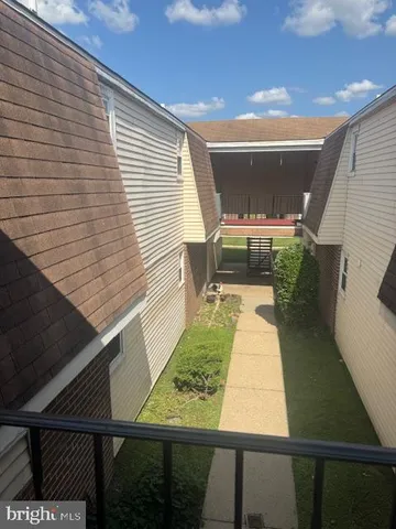 a view of a back yard