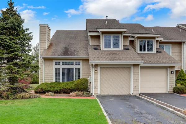 $599,900 | 15 Doral Lane, Bay Shore, NY 11706