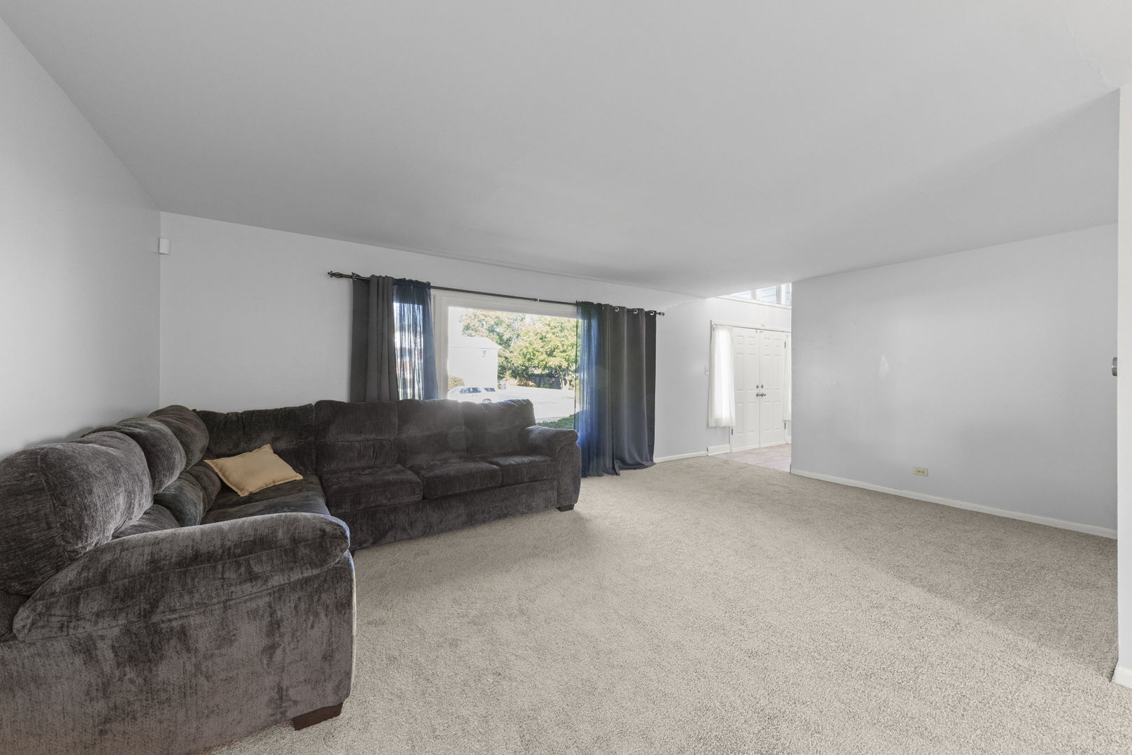 18749 Loomis Avenue Homewood, IL 60430 - Photo 13 of 41 a living room with furniture and a window