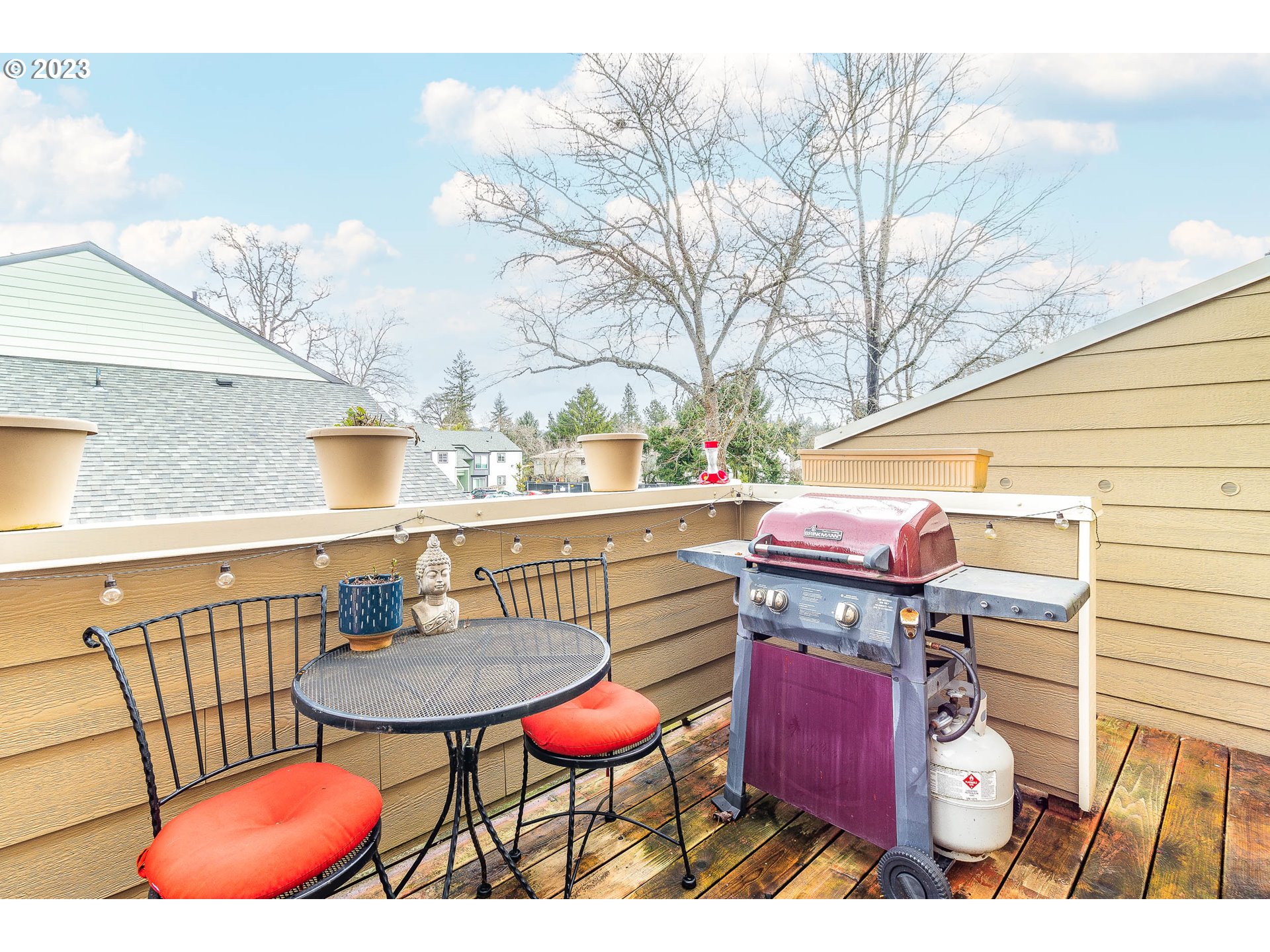 10335 Southwest Denney Road Beaverton, OR 97008 - Photo 10 of 31 a view of a chairs and table in patio