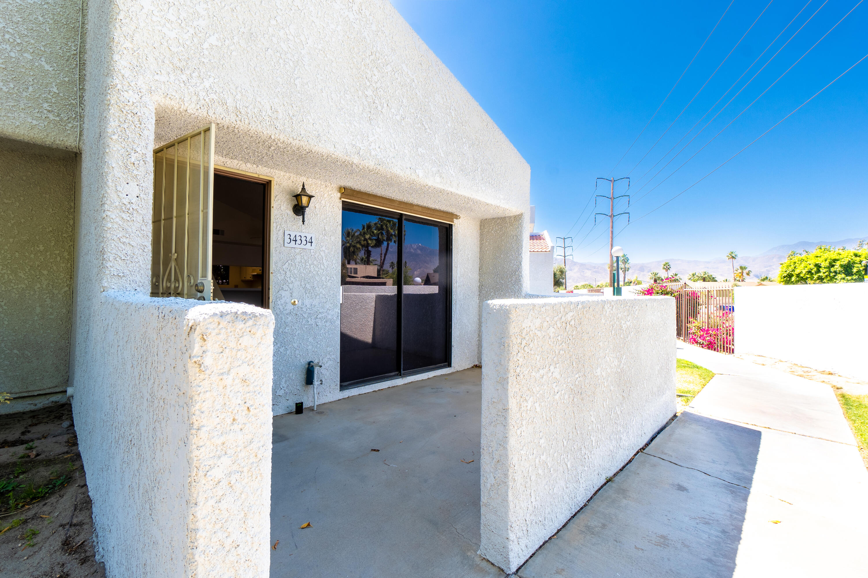 34334 Laura Way Rancho Mirage, CA 92270 - Photo 2 of 27 a view of a kitchen cabinets and refrigerator