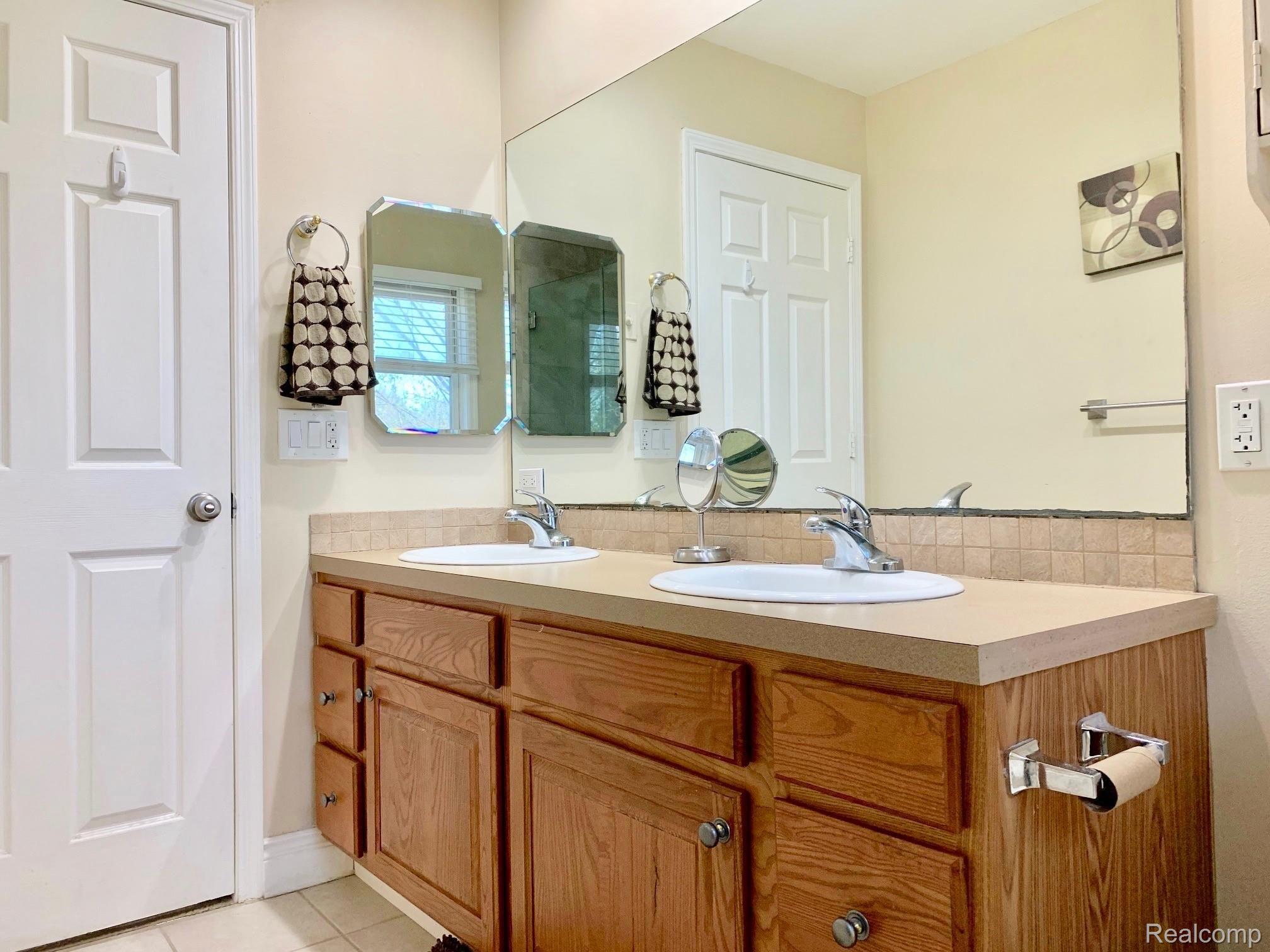 14114 Torrey Road Fenton, MI 48430 - Photo 47 of 82 Mbath2.jpeg
