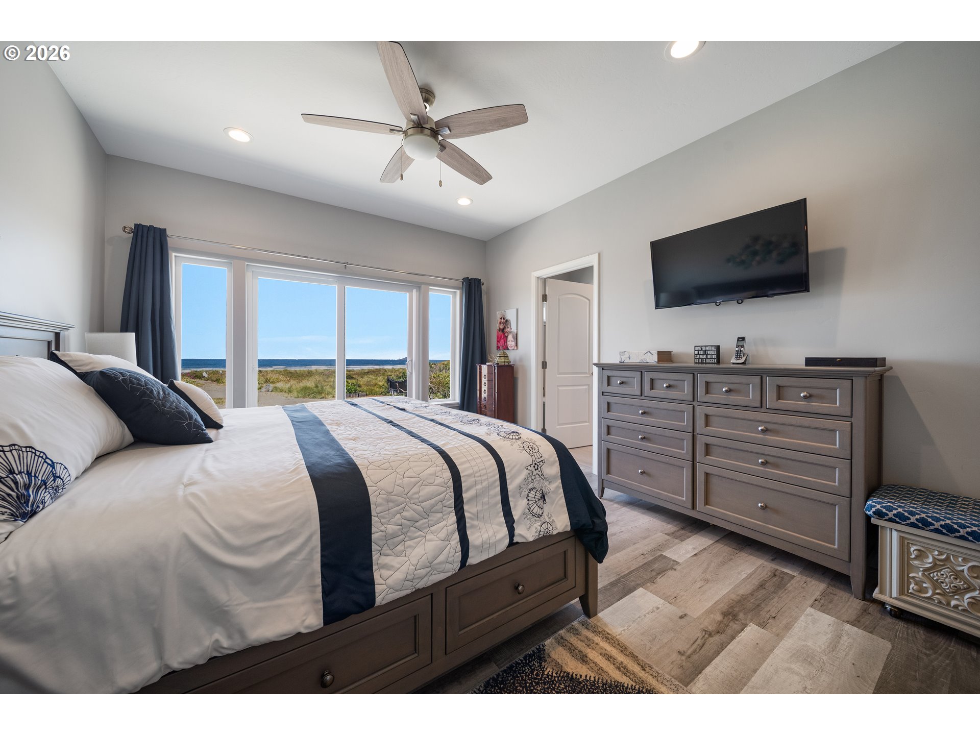 30516 Old Coast Road Gold Beach, OR 97444 - Photo 14 of 41 Owner's Suite Bedroom