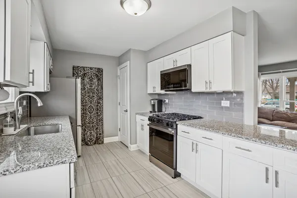 $390,000 | 988 Cooper Court, Elk Grove Village, IL 60007