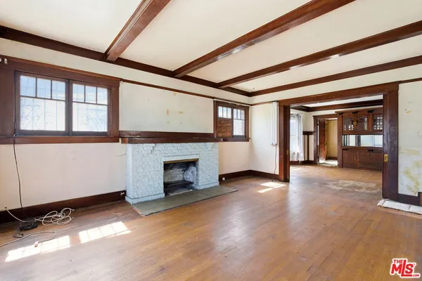 a view of entryway with livingroom