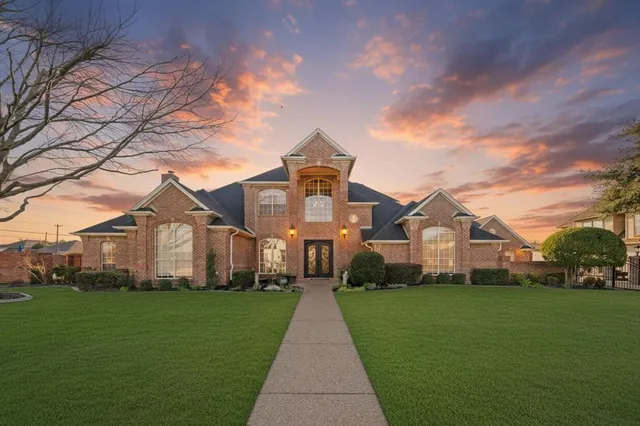 $999,995 | 901 Walnut Falls Circle, Mansfield, TX 76063