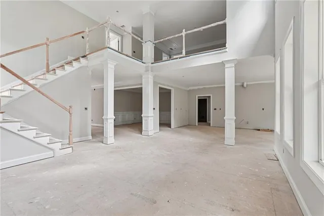 a view of a big room with closet and windows