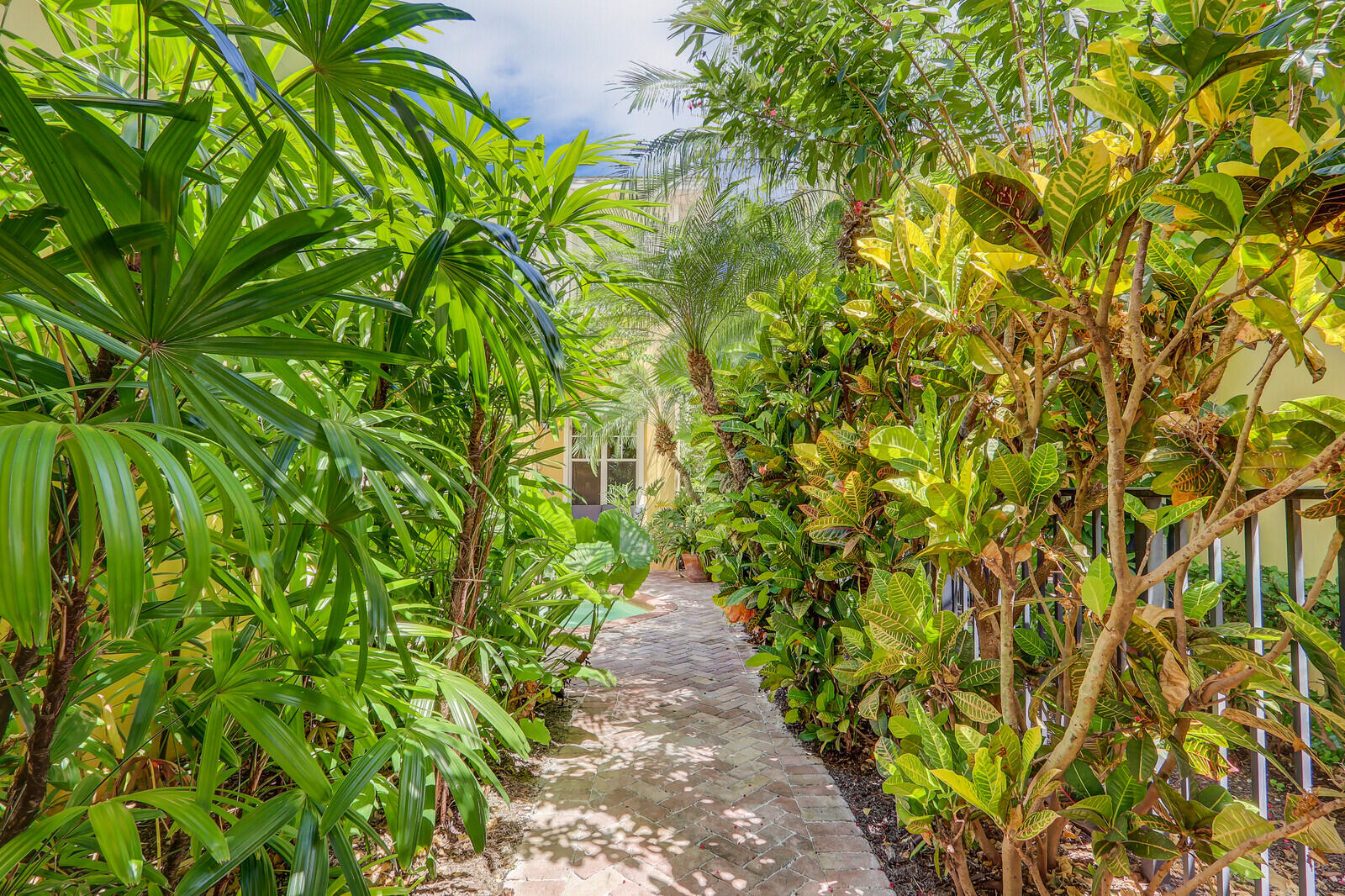 122 Inkberry Drive Jupiter, FL 33458 - Photo 43 of 56 Side walkway garage