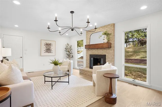 $579,900 | 342 Clayton Trails Drive, Ellisville, MO 63011