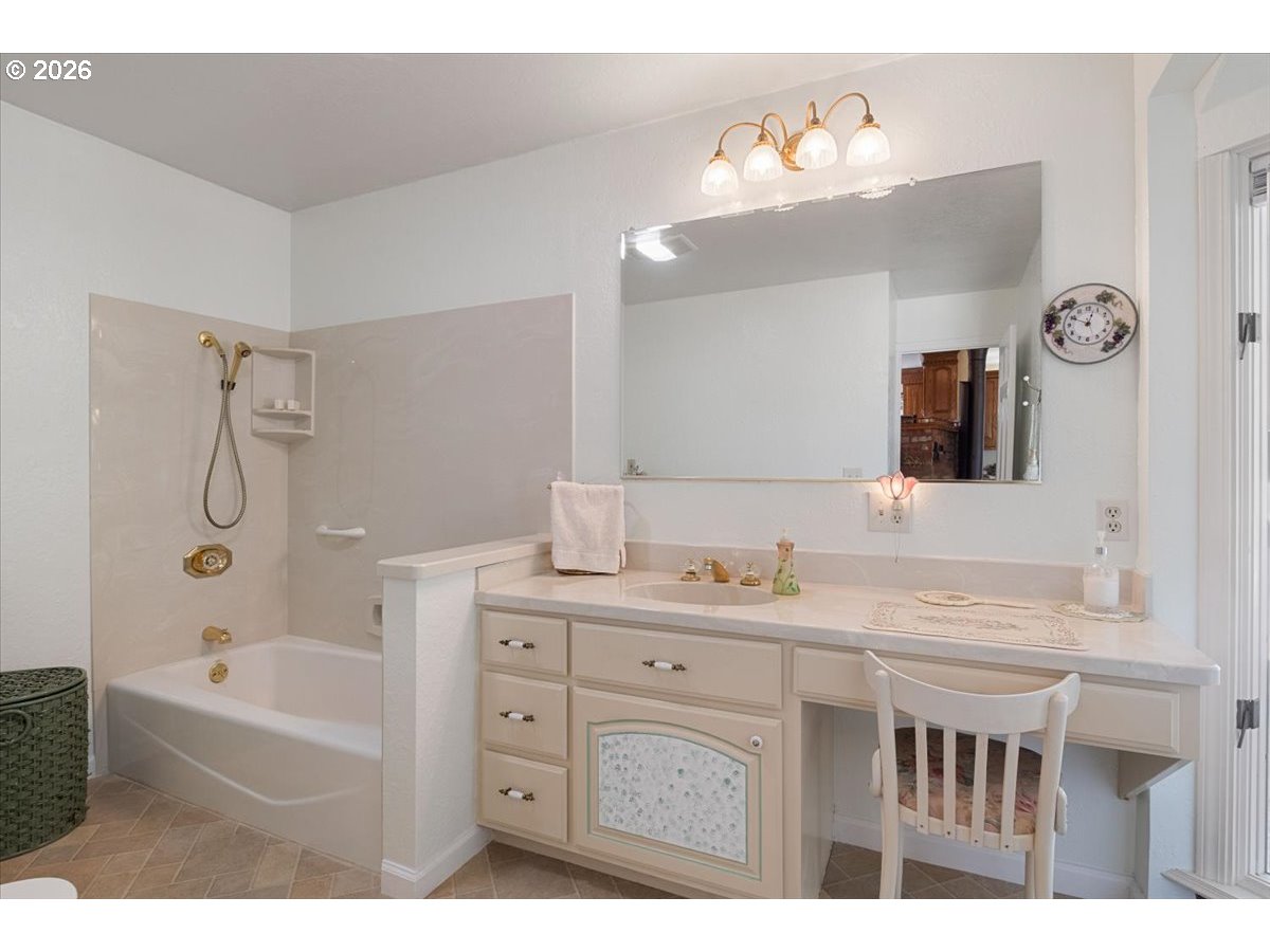 1300 Fair Oaks Road Oakland, OR 97462 - Photo 21 of 48 a bathroom with a tub a sink and a mirror