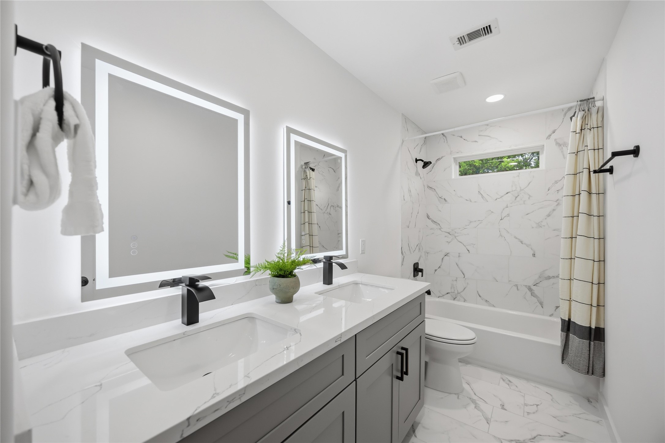 7944 Fields Street, Unit B Houston, TX 77028 - Photo 16 of 17 Upstairs bath