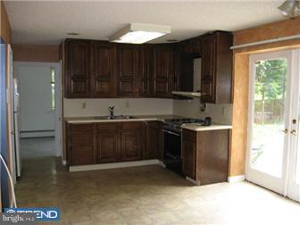 208 Fairview Road Crum Lynne, PA 19022 - Photo 4 of 11