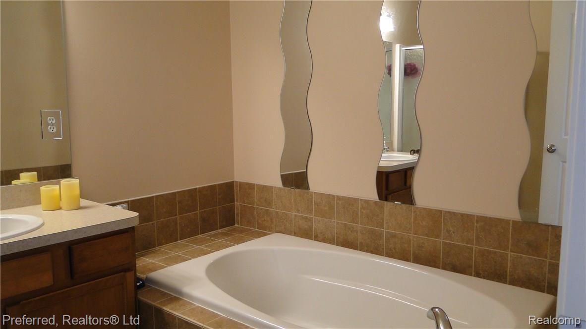 41496 Glade Road, Unit 58 Canton, MI 48187 - Photo 27 of 39 MASTER SUITE: BEAUTIFUL GARDEN TUB..