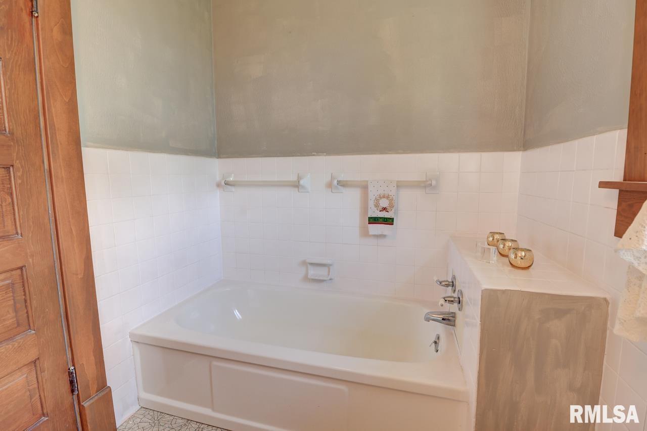 823 14th Avenue South Clinton, IA 52732 - Photo 17 of 27 a bathroom with a bathtub