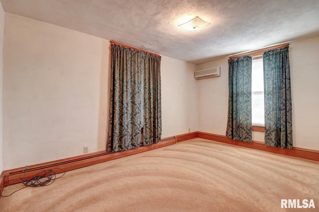 823 14th Avenue South Clinton, IA 52732 - Photo 19 of 27 an empty room with windows