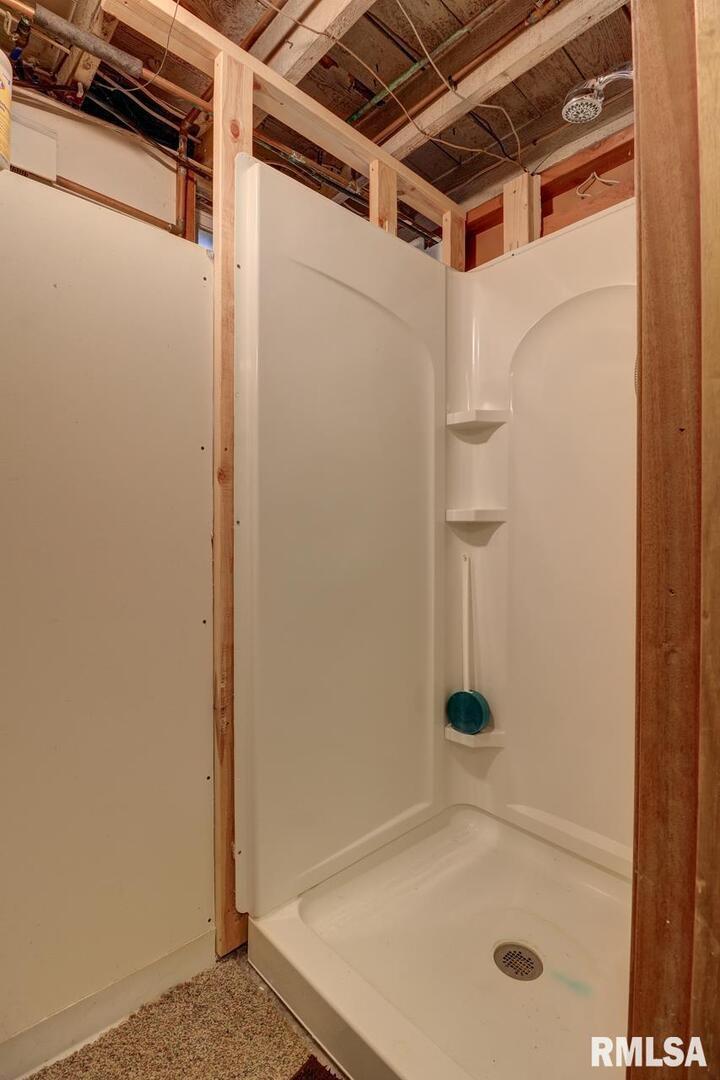 823 14th Avenue South Clinton, IA 52732 - Photo 22 of 27 a bathroom with a bath tub