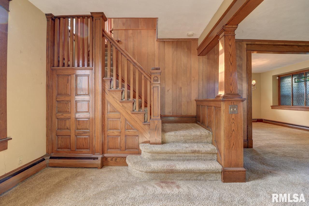 823 14th Avenue South Clinton, IA 52732 - Photo 3 of 27 a view of entryway