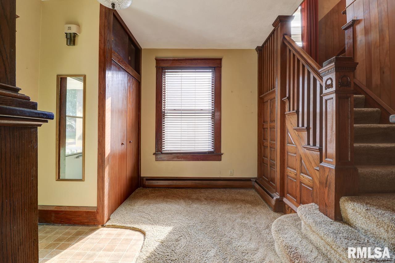 823 14th Avenue South Clinton, IA 52732 - Photo 4 of 27 a view of an front door