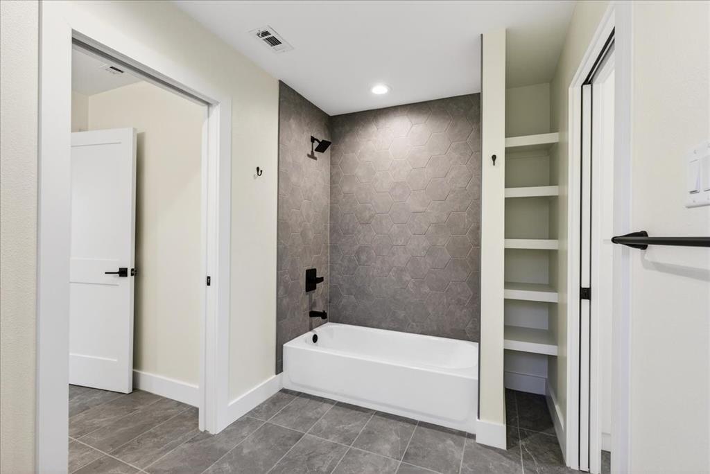 114 Castlewood Road Enchanted Oaks, TX 75156 - Photo 28 of 33 a bathroom with a bathtub and a walk in closet