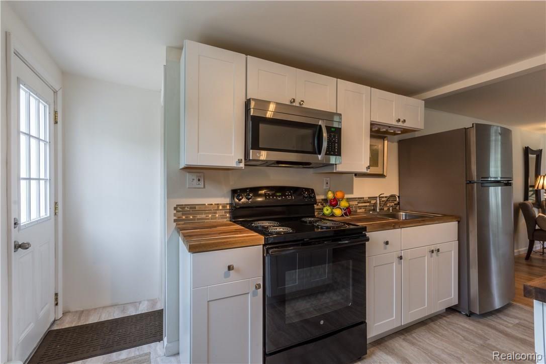 1094 Miller Road Lake Orion, MI 48362 - Photo 8 of 25 Renovated Kitchen, Appliances Stay