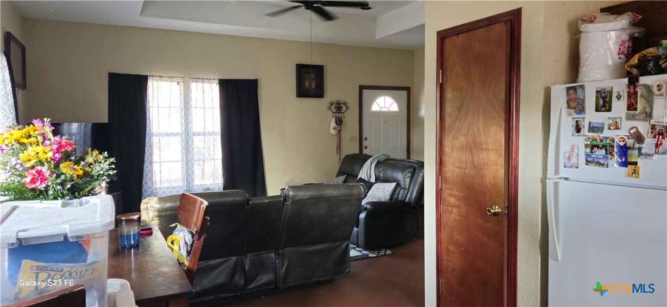 414 Harl Street Pleasanton, TX 78064 - Photo 13 of 28 a living room with furniture and flowers