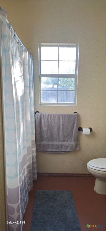 414 Harl Street Pleasanton, TX 78064 - Photo 23 of 28 a living room with a couch and a table