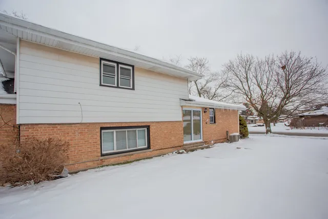 $379,000 | 916 East 168th Street, South Holland, IL 60473