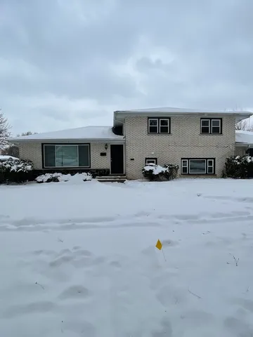 $379,000 | 916 East 168th Street, South Holland, IL 60473