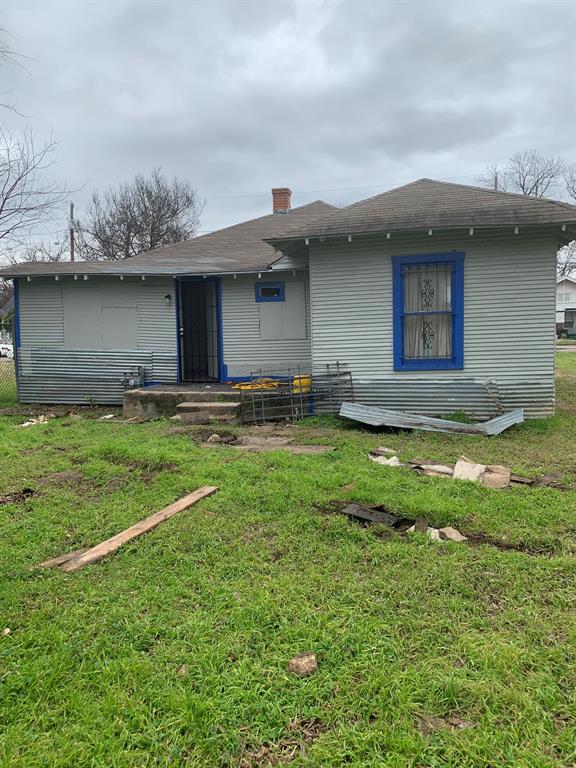 2321 Greer Street Dallas, TX 75215 - Photo 3 of 15 a view of a backyard of the house