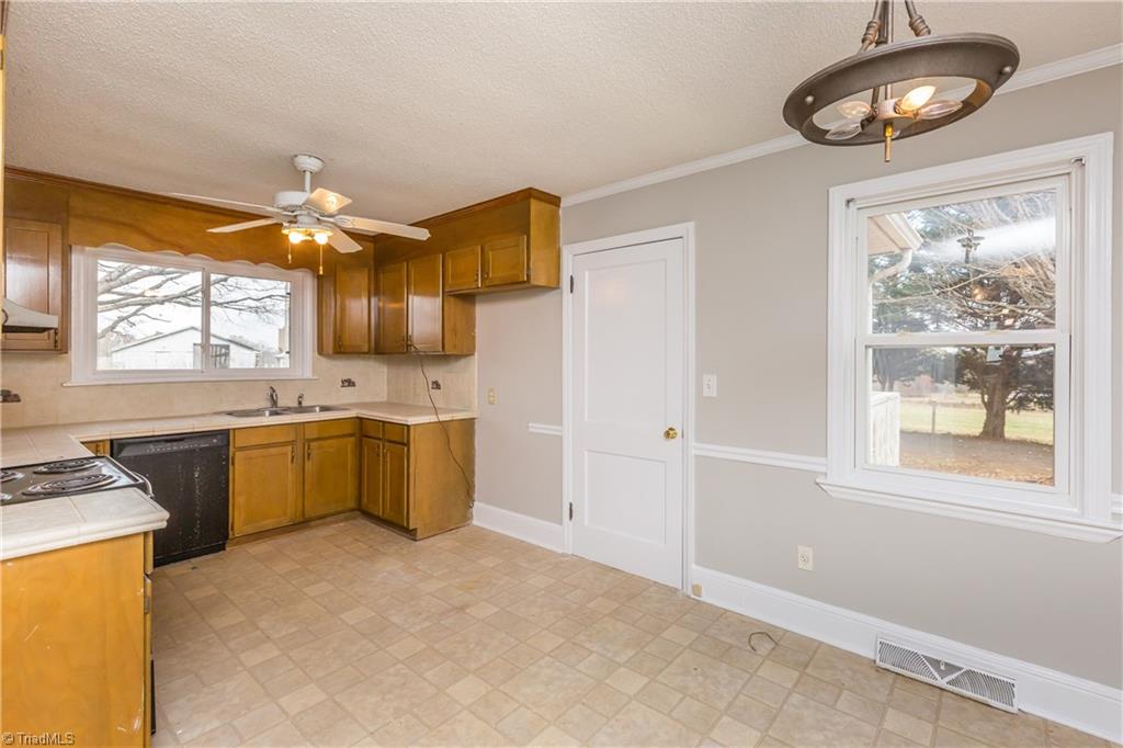 122 Doby Road Harmony, NC 28634 - Photo 6 of 14 Gallery Image 6