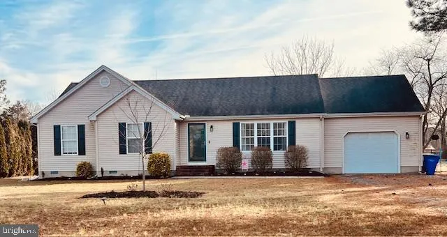 a view of a house with backyard and trees