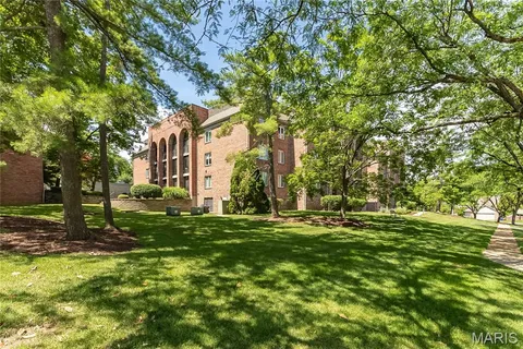 $430,000 | 14308 East Conway Meadows Court, Unit 201, Chesterfield, MO 63017