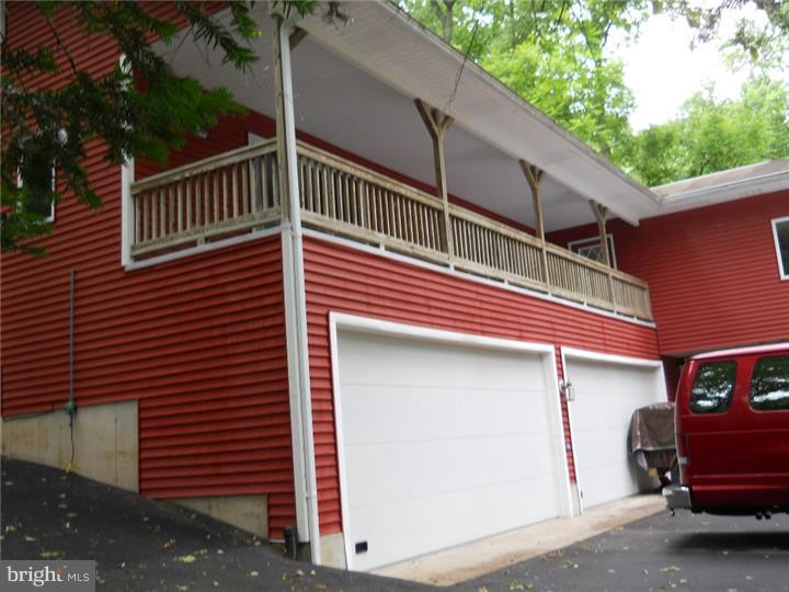 24 Jacobs Creek Road Ewing, NJ 08628 - Photo 2 of 8 Garage