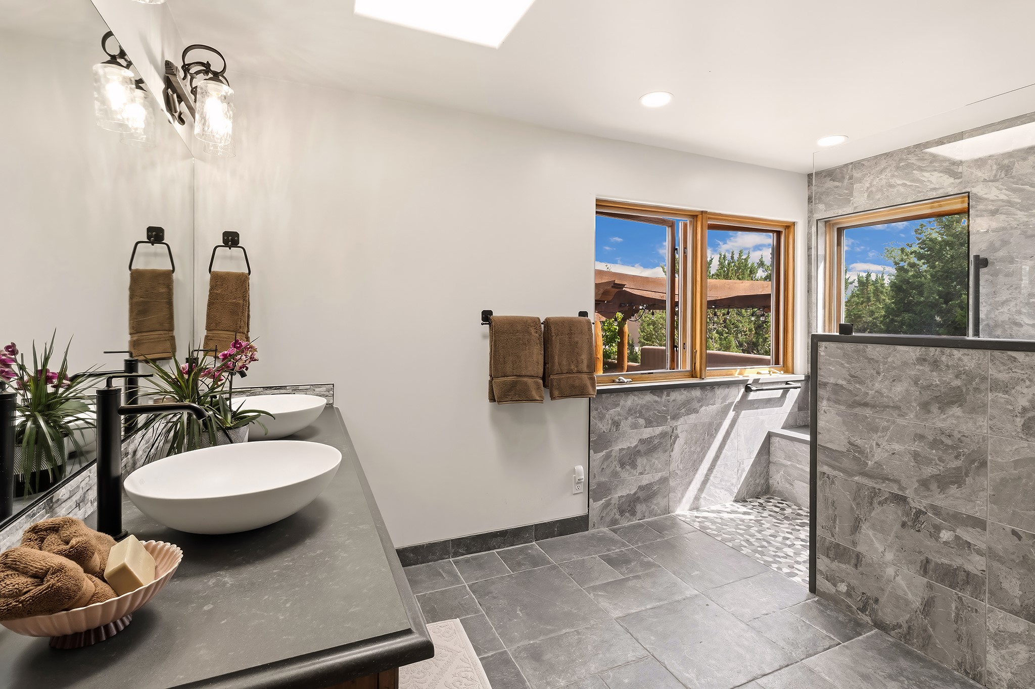 8 South Arroyo Ridge Road Santa Fe, NM 87508 - Photo 33 of 55 Primary bathroom