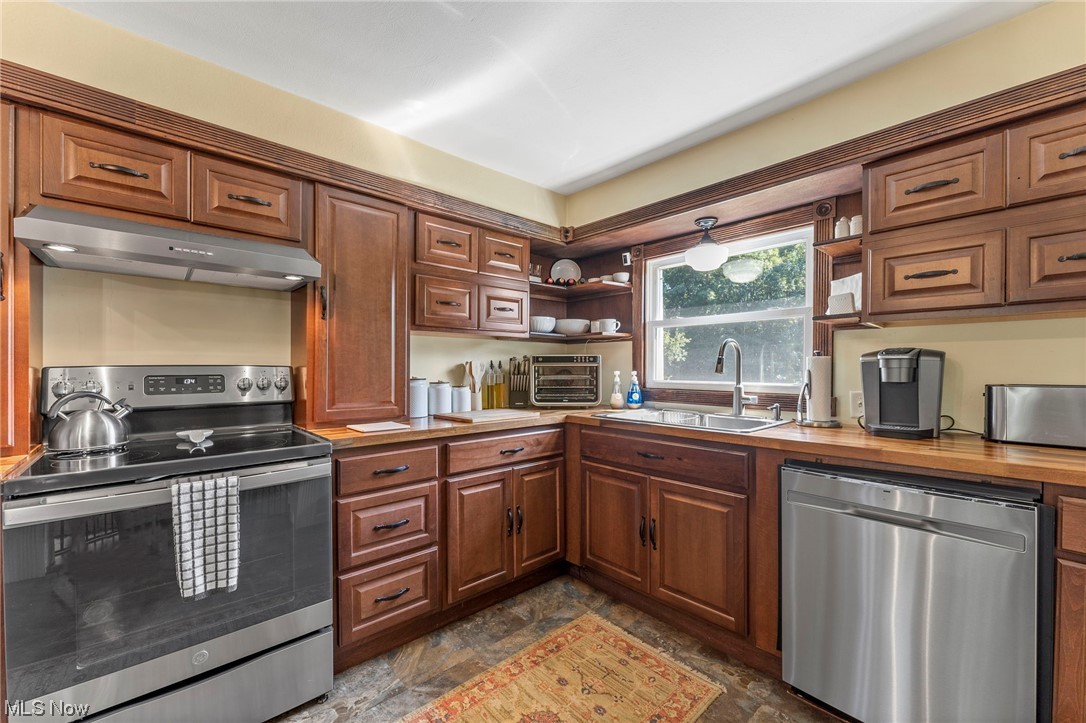2387 North Ridge Road Vermilion, OH 44089 - Photo 4 of 35 Kitchen with stainless steel appliances
