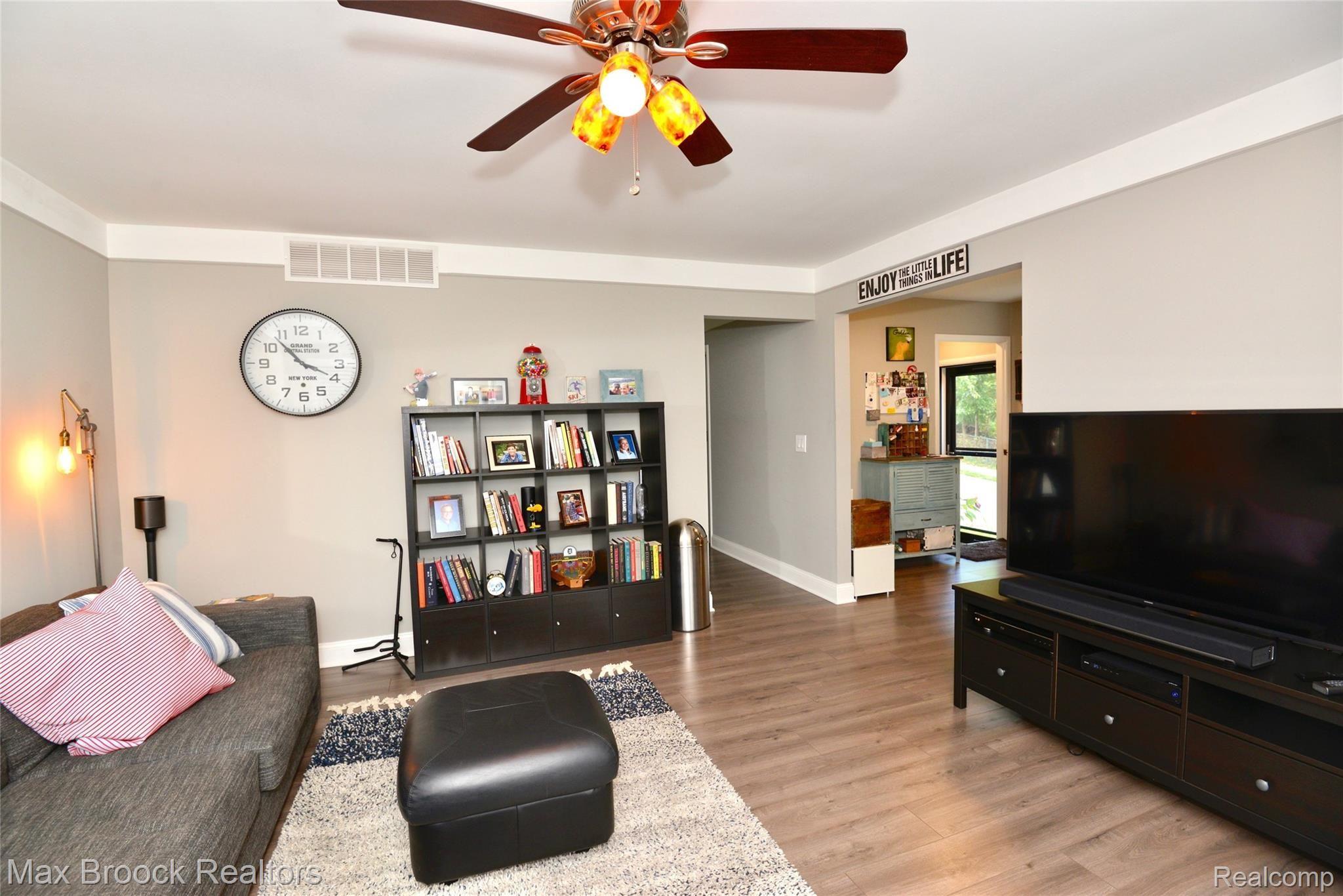 604 Renshaw Street Rochester, MI 48307 - Photo 9 of 23 Living Room