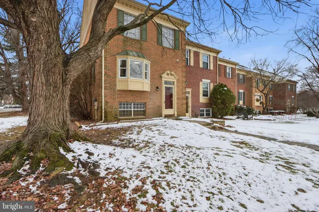 $399,900 | 2 Valley Crossing Circle, Cockeysville, MD 21030