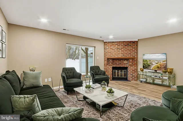 $399,900 | 2 Valley Crossing Circle, Cockeysville, MD 21030