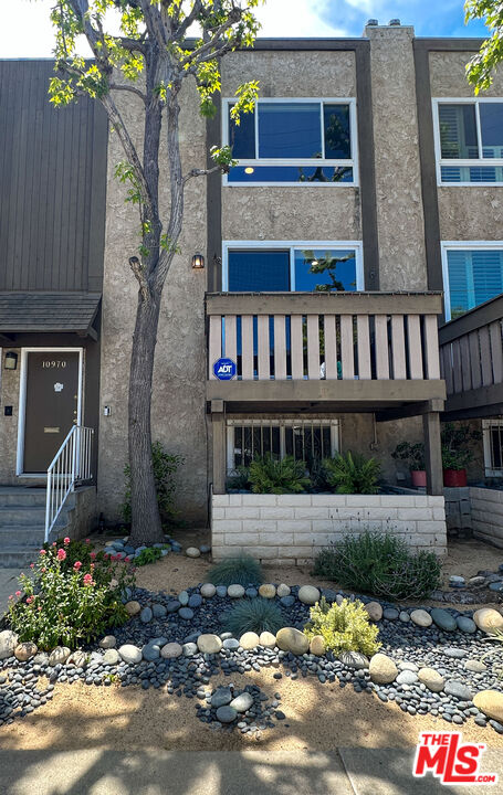 10970 National Boulevard, Unit 6 Los Angeles, CA 90064 - Photo 1 of 35 a front view of a house with a yard