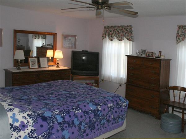 96 Century Way, Unit 96 Gardner, MA 01440 - Photo 7 of 10 a bedroom with a bed and a television in it